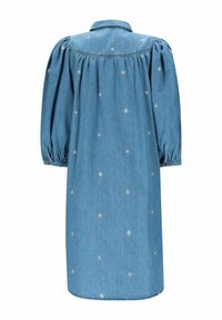 Robe en denim avec col et manches bouffantes. Tissu bleu clair orné de petites broderies florales blanches. Modèle longueur genou.