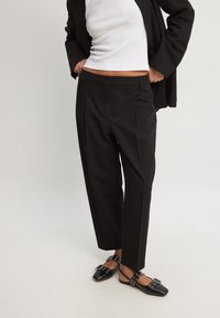 NA-KD Auduma bikses - black