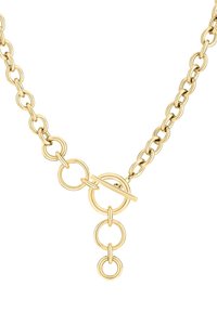 Collier en chaîne dorée présentant des maillons circulaires interconnectés, un fermoir à bascule et des pendentifs circulaires descendants. Texture lisse avec finition polie.