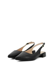 Scarpe slingback in pelle nera con punta affusolata, tacco basso a blocco e dettaglio in oro sulla cinghia alla caviglia. Texture liscia in tutto.