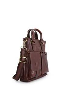 Brun lædertaske med dobbelt top-håndtag, justerbar skulderrem, frontlomme og guldfarvet hardware. Glat tekstur og rektangulær form.