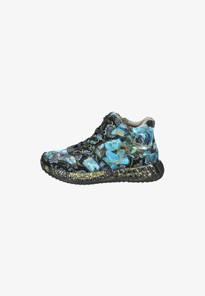 Sneakers alte con una base nera caratterizzate da un motivo floreale in tonalità blu e verde, tessuto texturizzato e suola in gomma nera.