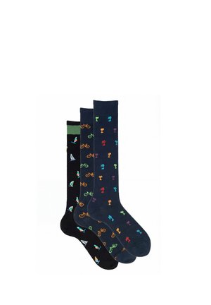 Tre paia di calzini al ginocchio neri e blu navy con fantasie colorate di barche a vela, biciclette e palme.