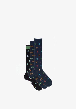 Drei Paar knielange Socken in Schwarz und Navy mit bunten Mustern aus Segelbooten, Fahrrädern und Palmen.