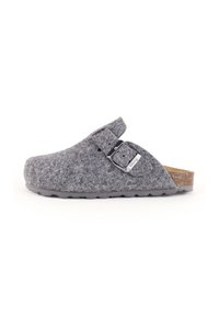 Sabot gris avec une bride à boucle, semelle en liège et semelle en caoutchouc. Texture lisse avec une forme arrondie et un design minimaliste.