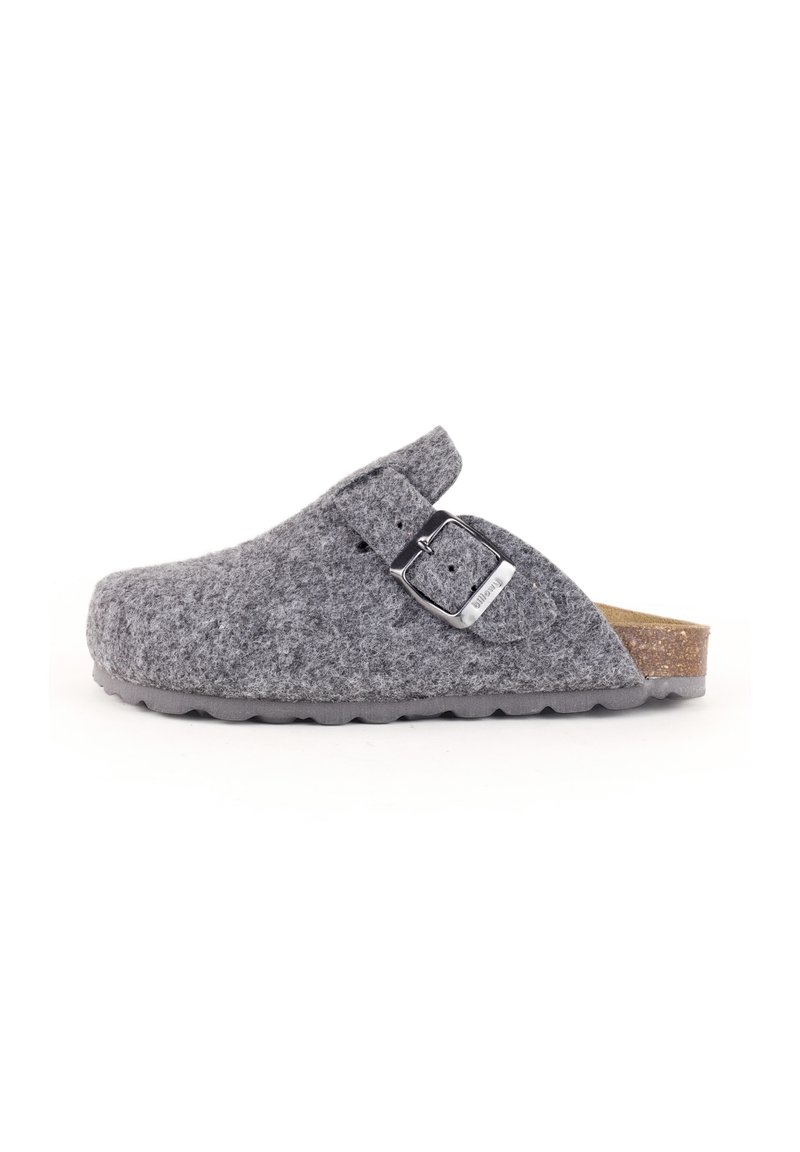 Sabot gris avec une bride à boucle, semelle en liège et semelle en caoutchouc. Texture lisse avec une forme arrondie et un design minimaliste.