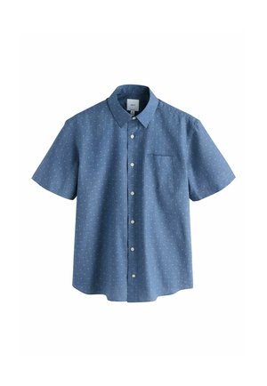 Blå kortærmet knap-op skjorte med lille hvidt prikkemønster og venstre brystlomme, vist mod en hvid baggrund.