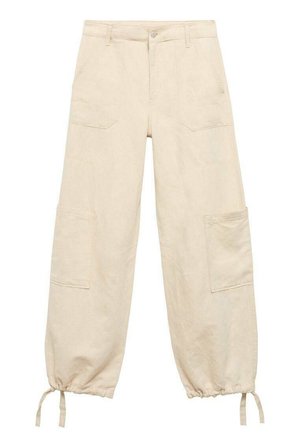 Beige cargo broeken met een relaxte pasvorm, gemaakt van lichtgewicht materiaal. Beschikt over zijzakken, trekkoord manchetten en een knoopsluiting.
