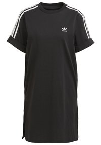 Robe t-shirt noire Adidas avec des détails à trois bandes blanches sur les épaules et le logo Adidas sur la poitrine gauche, manches courtes avec des poignets enroulés.