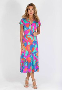 Värikäs mekko, jossa on valuva muotoilu ja sekoitus vaaleanpunaista, sinistä ja orangea abstraktia kuviota. Lyhyet, liehuvat hihat ja V-pääkappale.