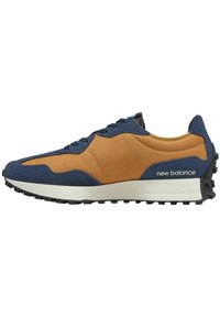 Nízké tenisky New Balance v hnědé a námořnické modři s bílou podrážkou a texturovanou černou spodní částí, z pohledu z vnější strany.