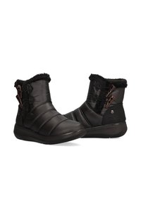 Botas de tobillo negras aisladas con un diseño acolchado, borde de piel sintética, botones decorativos y una suela texturizada para mayor agarre.