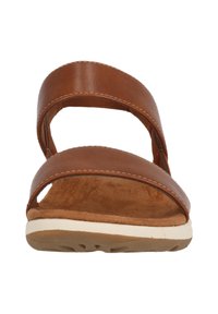 Sandales en cuir marron avec deux larges sangles, une semelle intérieure en daim doux et une semelle en caoutchouc beige dotée d'un motif de grip texturé.