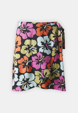 Saia envolvente com fundo preto e grandes flores de hibisco em laranja, rosa, azul claro e verde. Feita de tecido leve.