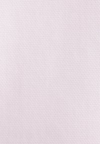 Tessuto di un rosa chiaro con texture, caratterizzato da un sottile motivo geometrico, superficie liscia e una trama uniforme in tutto il tessuto.