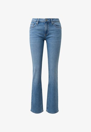 Svetloplave traperske traperice s lagano proširenim nogavicama, stil pet džepova, zatvaranje na gumb i rajsferšlus, prikazane na bijeloj pozadini.