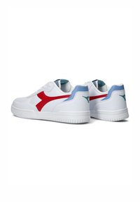 Witte sneakers met rode en blauwe accenten, gladde leren textuur, ronde neus en gegolfde rubberen zool. Het ontwerp omvat een logo aan de zijkant.