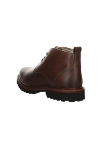 Bottes en cuir marron à hauteur de cheville avec une finition lisse, bout rond, design à lacets, semelle contrastante et intérieur rembourré visible en haut.