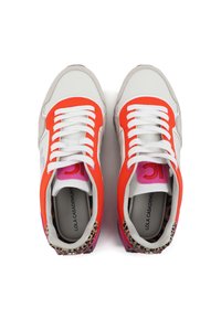 Un par de zapatillas blancas con brillantes acentos naranjas, cordones blancos, etiquetas en la lengua rosas y un detalle de estampado de leopardo alrededor del collar del talón.