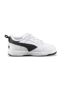 Scarpe sportive bianche con dettagli neri, materiale testurizzato, dettagli di percussione e un anello sul tallone per un facile utilizzo; suola in gomma.