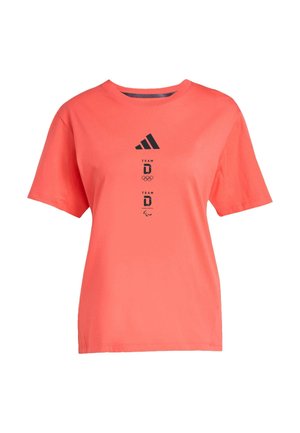 Lososově korálové tričko s krátkými rukávy z bavlny, s kulatým výstřihem a černým logem Adidas a nápisem "TEAM D" se symboly olympijských a paralympijských her.