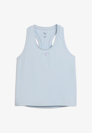 Camiseta sin mangas deportiva azul claro con espalda cruzada, pequeños agujeros de ventilación en los laterales y los logos de "HYROX" y Puma en rosa en el frente.