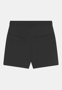 Czarne szorty o gładkiej teksturze, z elastycznym paskiem w talii i dwoma tylnymi kieszeniami. Prosty design, bez widocznych logo czy wzorów.
