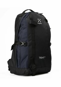 Schwarzer und navyfarbener Rucksack mit strukturiertem Finish, ausgestattet mit verstellbaren Trägern, einem oberen Griff und einem auffälligen Markenlogo.