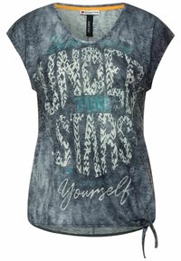 Grå och blå mönstrad T-shirt, rundad halsringning, korta ärmar, med texten "Under the Stars Yourself", justerbar knytning vid fållen.