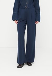 Σκούρο μπλε παντελόνι με φαρδιά μπατζάκια από λείο ύφασμα, διαθέτει ζώνη σε ίδιο χρώμα με χρυσή λεπτομέρεια. Εξοπλισμένο με πιέτες μπροστά για επιπλέον στυλ.