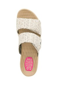 Sandal de dos bandas en tela texturada blanca con plantilla de color beige claro. Presenta un logotipo rosa en la planta y una suela flexible y acolchada.