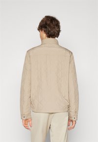 GANT QUILTED WINDCHEATER - Jachetă subțire - cold beige