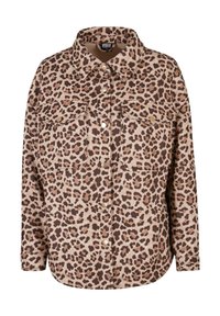 Camisa chaqueta de estampado de leopardo en tejido suave, con botones en la parte delantera, dos bolsillos en el pecho y un cuello clásico. Los colores incluyen crema, marrón y negro.