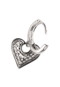 Stříbrný přívěsek ve tvaru srdce s texturovaným povrchem a malými kruhovými výřezy, připojený k okrouhlé karabince.