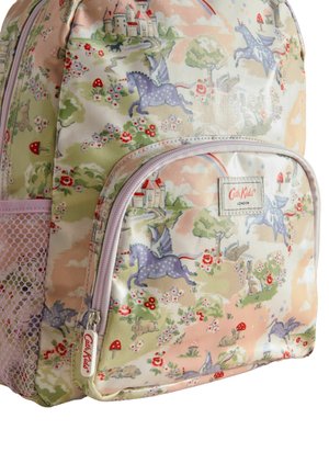 Daugiaspalvė vaikų kuprinė su žaismingu raštu, kuriame vaizduojami vienaragiai, pilys ir gėlės; pagaminta iš tvirto audinio su tinkline šonine kišene.