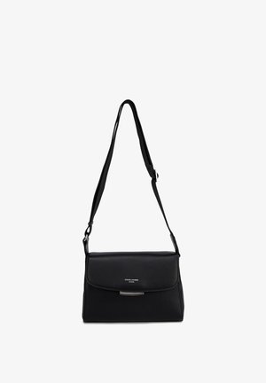 Zwarte leren crossbodytas met verstelbare riem, klepsluiting en klein zilverkleurig accent aan de voorkant.