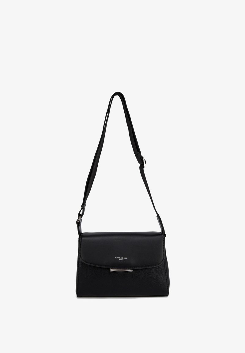 Sac bandoulière en cuir noir avec sangle ajustable, fermeture à rabat et petit détail argenté sur le devant.