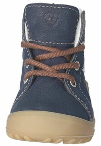 Stivale di pelle blu navy con lacci marroni, occhielli metallici, foderato bianco e suola in gomma testurizzata. Presenta accenti di cuciture bianche.