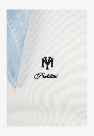 Valge sooniline kangas musta tikandiga NY monogrammiga kursiivkirjas teksti "Prohibited" kohal ning vasakul osaliselt nähtav heleroheline mustriline kangas.