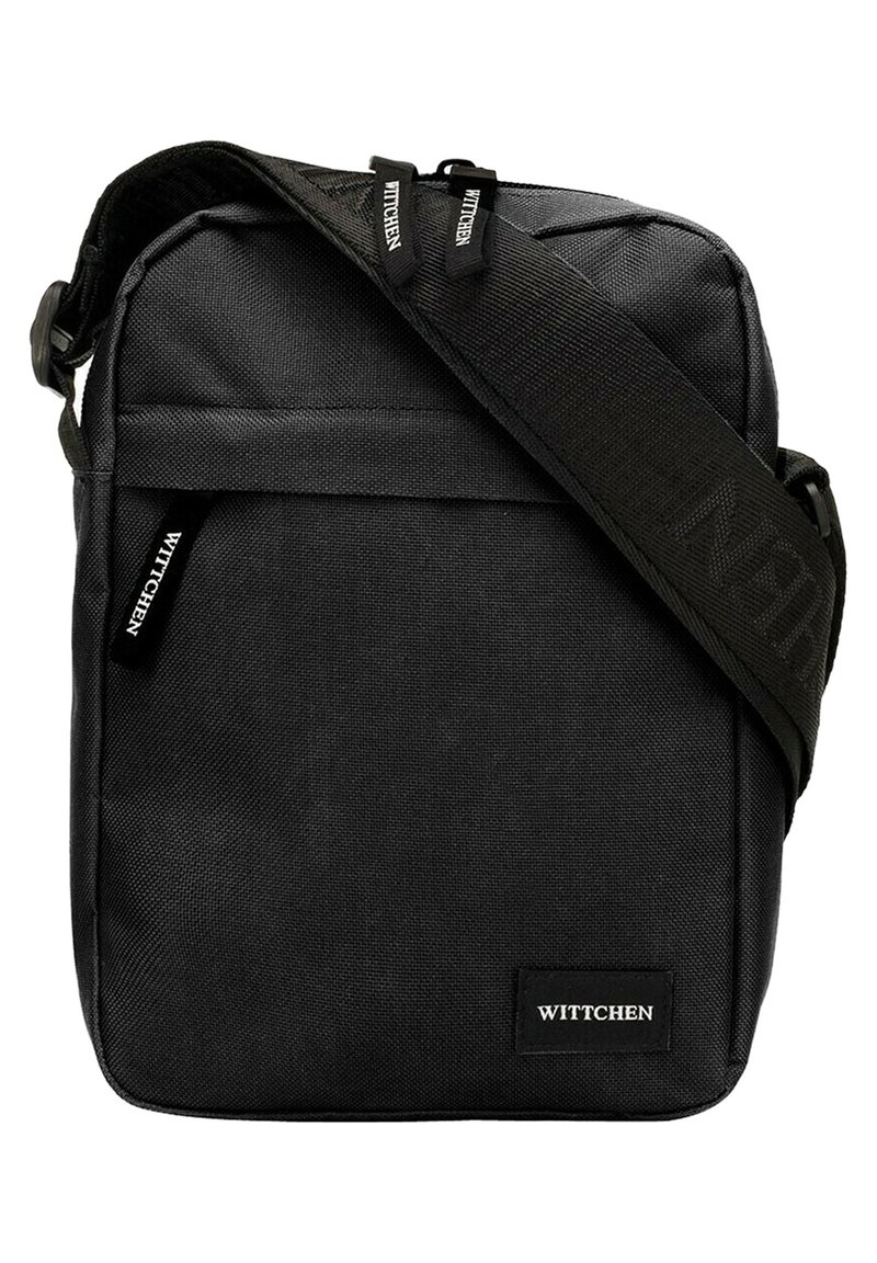Borse a tracolla nera in tessuto con tracolla regolabile, dotata di chiusura con zip, patch del logo sul davanti e una semplice forma rettangolare.