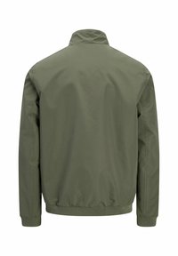 Olivgrüne, leichte Jacke mit langen Ärmeln, gerippten Bündchen und Saum, von hinten auf weißem Hintergrund gezeigt.