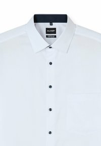 Weißes Herrenhemd mit schwarzem Innenkragenfutter, schwarzen Knöpfen, Brusttasche und "OLYMP"-Etikett im Kragen.