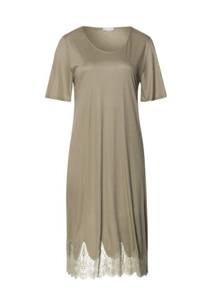 Abito khaki a maniche corte realizzato in tessuto morbido, con scollatura rotonda e orlo in pizzo ondulato di colore verde chiaro.