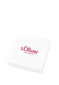 Scatola quadrata bianca con angoli arrotondati che presenta un evidente logo rosso "s.Oliver" e il testo "FASHION FOR LIFE" in carattere più piccolo.