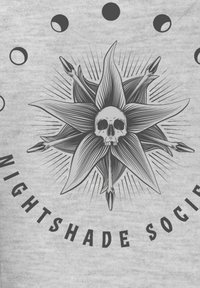 Grafický design s lebkou uprostřed, obklopenou stylizovanými okvětními lístky a šípy, s kruhovými akcenty a výrazným textem níže na šedém pozadí.