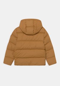 Kurtka puchowa w ciepłym brązie z kapturem, z poziomymi pikowanymi sekcjami i gładką, matową teksturą, zaprojektowana do izolacji.
