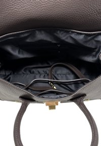 Hnědá kožená kabelka s texturovaným povrchem, zlatým kováním a černým interiérem s kapsou na zip a ramenním popruhem.