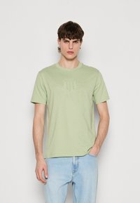 GANT TONAL SHIELD - Marškinėliai su spaudiniu - milky matcha