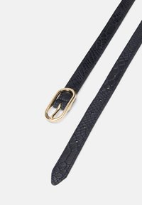 Cinto de couro azul-marinho com um padrão texturizado de pele de cobra e uma fivela oval em tom dourado. Design slim com buracos ajustáveis para personalização de tamanho.