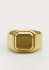 Bague en ton or avec une finition lisse et polie, dotée d'un dessus octagonal et d'un anneau arrondi, créant un design minimaliste.